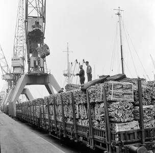 854162 Afbeelding van rongenwagens op een kade in de haven van Rotterdam of Amsterdam (K.N.S.M. te Amsterdam?)